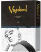 На изображението е показана корицата на Vagabond Definitive Edition, Vol. 2. В горната половина е изобразено заглавието в златисто на тъмен фон, а в долната - черно-бяла рисунка на плешив, усмихнат монах-воин от храма Хозоин.-4-thumb