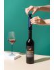 Човек използва Вакуумна помпа Cheer Moda Treeplet с четири тапи, за да отвори бутилка червено вино El Salar, а наблизо има аксесоари за вино. Частично напълнената чаша с вино е поставена върху бяла подложка на тийн фон.-6-thumb