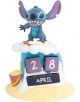Вечен календар Grupo Erik - Stitch Surfer включва фигурка на Stitch върху пясъчен замък с вечен календар, показващ 28 април. Сини, лилави и черни блокове показват датата, а от лявата страна има малка червена кофа.-1-thumb