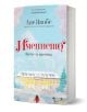 Имението - книга 3: Време за промяна" на Ане Якобс е семейна сага с корица - зимен пейзаж, голямо жълто имение, заснежени дървета и човек в червено палто, който се приближава към сградата.-1-thumb