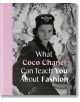 Корицата на "На какво може да ви научи Коко Шанел за модата" е със стилна черно-бяла снимка на жена в елегантно облекло и с шапка, а думите "Коко Шанел" и "Мода" са подчертани в розово за творческо вдъхновение.-1-thumb