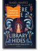 Корица на книга със сложни илюстрации на фенери, птици и вълни, както и женски силует в сводеста врата. Оранжев транспарант с български текст покрива частично изкуството. Заглавие: Където се крие библиотеката.-thumb