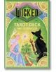 Корицата на Wicked Tarot Deck and Guidebook изобразява Глинда в розова рокля с пръчка и Елфаба в черно с остра шапка, застанали пред зелен замък на жълт и зелен фон - идеален за феновете на илюстрираните карти таро.-1-thumb