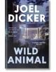 Корицата на книгата "Диво животно", домашен трилър, показва модерна стъклена къща в гора в сумрак с топло осветена фигура вътре. Корицата съдържа заглавието и цитати от рецензии.-thumb