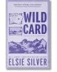 Корица на книгата Wild Card. Дизайнът включва карти за игра, пикап с ограда и пурпурен планински пейзаж - отразяващи напрежението и забранената любов в сърцето на този романтичен роман за възрастова разлика.-thumb