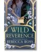 На корицата на книгата "Дива почит" са изобразени жена в синя рокля и мъж в тъмни дрехи, които държат заедно свитък сред бели цветя и лозя. Заглавието гласи Wild Reverence (Дива почит) от Ребека Рос, автор на бестселъра Divine Rivals (Божествени съперници-3-thumb