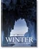 Погледната от вътрешността на ледена пещера, ледените висулки висят над заснежен пейзаж и бледосиньо небе. Текстът гласи: Зима: Зима: Време на сняг, лед и мраз.-1-thumb