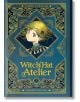 Корицата на книгата Witch Hat Atelier Grimoire Edition, Vol. 1, луксозна фентъзи манга с твърди корици от Камоме Ширахама, с богато украсени златни мотиви и младо момиче с къса зелена коса, което гледа през рамо.-1-thumb