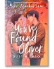 Илюстрованата корица на You've Found Oliver (Paperback Edition) показва двама млади мъже, нежно застанали един срещу друг под есенно дърво, с топли розови и оранжеви нюанси, пресъздаващи YA романтиката на Дъстин Тао.-thumb