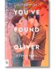 На илюстрованата корица на *You've Found Oliver (Export Edition)* са изобразени двама млади мъже, застанали близо един до друг, вглеждащи се в очите си сред падащи есенни листа - сърдечен съвременен ЛГБТК роман за млади хора от Дъстин Тао.-thumb