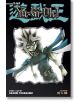 Корица на Yu-Gi-Oh! (издание 2 в 1), том 13, със стилизиран Юги Мото с бодлива коса, тъмно облекло, пелерина и пъзел на хилядолетието, на черен фон със син и златен текст на заглавието отгоре.-2-thumb