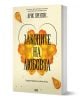 Българска книга със заглавие Законите на любовта от Крис Прентис, с големи жълто-оранжеви сърца и стилизиран текст в черно и златно, е показана изправена под ъгъл - налична в книжарница Orange.-1-thumb