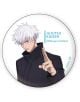 Значкa Jujutsu Kaisen Shibuya Incident - Satoru Gojo: персонаж с белоснежна спретната коса и сини очи в черно палто, показващи два пръста. Перфектен бадж и подарък за фенове на аниме!.-thumb