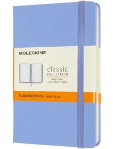 Джобен светлосин тефтер Moleskine Classic Hydrangea Blue с твърди корици и линирани страници