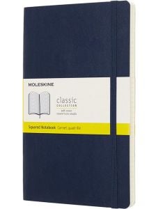 Класически син тефтер Moleskine Classic Sapphire Blue с меки корици и листа на малки квадратчета