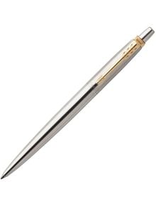 Сребърна химикалка Parker Royal Jotter Stainless Steel GT със златен клипс във формата на стрелка и бутон в горната част, налична в книжарница Orange.