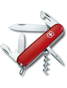 Червен Victorinox Spartan Швейцарски джобен нож с няколко удължени инструмента, включително две остриета, отварачка за консерви, отварачка за бутилки, коркоприемник и шило. На дръжката на ножа е изобразено логото на бял кръст.