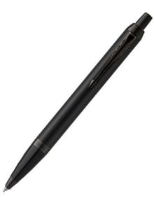 Прибираща се химикалка Parker IM Black Edition с клипс, гледана по диагонал на бял фон. Предлага се в книжарница Orange.