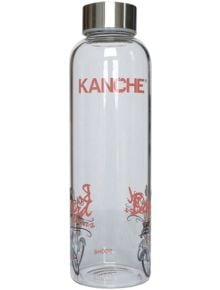 Стъклена бутилка Kanche - Лили и колелото, 0.500 л. Бутилка за вода от прозрачно стъкло (Стъклена бутилка) със сребърна капачка с винт, с надпис KANCHE Лили и колелото в червено и декоративни мотиви на велосипеди в близост до основата. Маркировката за вме