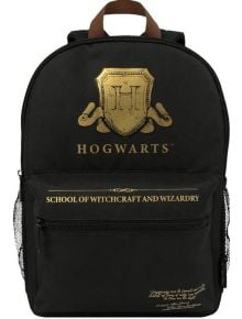 Черна Раница Хари Потър със златен щит на Хогуортс и надпис "School of Witchcraft and Wizardry" на предния джоб, налична в книжарница Orange, с малък отпечатан текст в долния ъгъл.