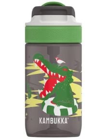 Сива Детска бутилка за вода Kambukka Lagoon със зелен капак, с илюстрация на усмихнат зелен крокодил с отворена уста и малка бяла птица, кацнала на главата му, налична в книжарница Orange.
