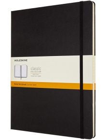 A черен тефтер Moleskine classic collection, размер тефтер A4, с ластик и етикет в бяло и оранжево с детайли за бранда-идеален избор от книжарница Orange.