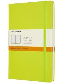 Класически тефтер Moleskine Classic Lemon Green с твърди корици и линирани страници, затваряне с ластик и бяло-оранжева лента с марка и детайли за продукта.