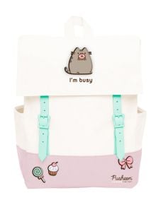 Раница в бяло и пастелно розово с котарака Pusheen и ментовозелени презрамки, с изображение на Pusheen, който държи поничка, и текст "Зает съм". В долната част се появяват декоративни илюстрации на сладък десерт и панделка. Предлага се в книжарница Orange