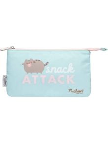 Светлосин ученически несесер с карикатурна котка и надпис Snack ATTACK. Сивата, раирана котка е от котарака Pusheen, а името на марката се появява в долния десен ъгъл. Предлага се в книжарница Orange.