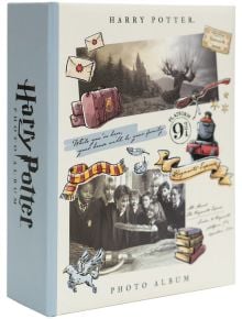 Фотоалбум Grupo Erik - Harry Potter за 100 снимки 10 х 15 см, с илюстративни елементи като куфар, шал и Хогуортс Експрес, логото на Хари Потър и снимките на замъка Хогуортс и героите на корицата.