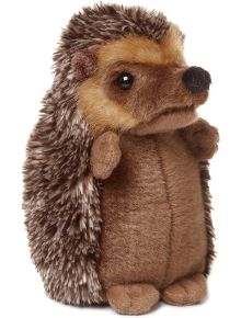 Плюшена играчка WWF - Таралеж, 18 см, със софт кафява козина, малки заоблени уши, черни очи и текстурен гръб, наподобяващ бодли, стои изправена на бял фон.