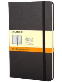Черен Джобен тефтер Moleskine Classic Collection с твърди корици, еластична лента и жълт етикет отпред - наличен в книжарница Orange.