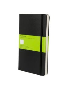 Черен Голям тефтер Moleskine Classic с твърди корици, затваряне с ластик и зелен хартиен етикет, увит около предната част и гръбнака, изправен под лек ъгъл - предлага се в книжарница Orange.