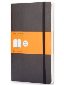 Черен Тефтер Moleskine с меки корици, показан затворен с ластик и оранжев хартиен ръкав от книжарница Orange.