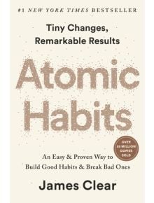 Корица на книгата „Atomic Habits“ (издание за износ) от Джеймс Клиър. Подзаглавие: „Лесен и доказан начин да изградите добри навици и да се отървете от лошите“. Златен стикер подчертава, че са продадени над 25 милиона екземпляра. На кремавия фон е изобраз