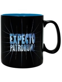 Чаша с термо ефект ABYstyle Harry Potter - Patronus" е черна чаша със синя вътрешност, с EXPECTO PATRONUM! с удебелени бели букви и светлинен ефект-идеален подарък Хари Потър за всеки фен.
