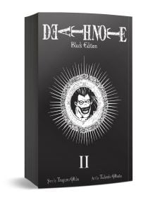 3D изображение на Death Note Black Edition, Vol. 2 показва черна корица с бял усмихнат шинигами в кръг със слънчеви лъчи. Сюжет: Tsugumi Ohba, рисунка: Takeshi Obata.