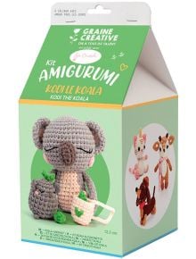 Комплектът за плетене „Амигуруми“ на Graine Creative – Коала 12 см се предлага в зелено-бяла кутия с розови и оранжеви акценти, на чиято предна страна е изобразена очарователна амигуруми коала, държаща чаша, а отстрани са изобразени други плетени на една 