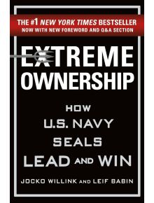 На корицата на книгата „Extreme Ownership: How U.S. Navy SEALs Lead and Win“ се открояват ярки бели букви върху черен фон, заедно с изпъкнал символ на тризъбец, което отразява дисциплинирания стил на лидерство на Navy SEALs.