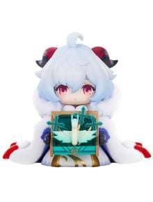 Фигурка Genshin Impact - Tiny Ganyu, 11 см: чиби-стил, белые волосы, красные рога и глаза, пушистая белая накидка, спокойное выражение. Держит изящную коробочку с мечами и перьями. PVC материал.