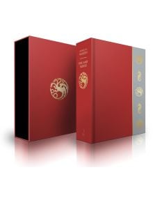 Изданието „Fire and Blood“ в защитен калъф включва две книги с твърди корици в червено и сиво, озаглавени „Fire and Blood“ от Джордж Р. Р. Мартин, с позлатен емблема на дракон и сложни драконови мотиви по гърба, представени в подходящ защитен калъф — впеч
