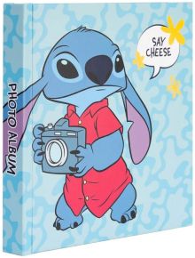 Фотоалбум Grupo Erik Stitch, размер 16 x 16 см: На корицата Стич от "Лило и Стич" в червена тениска държи фотоапарат, с балонче "Say Cheese" и надпис "Photo Album" върху син десен.