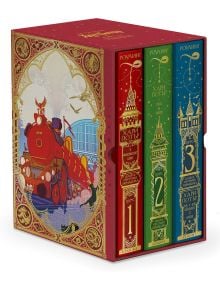 Комплектът "Хари Потър - Колекция MinaLima - книги 1-3" включва три руски книги за Хари Потър с богато украсени червени, зелени и сини корици, както и илюстриран червен влак - вероятно Хогуортс експрес - украсен със златни детайли.