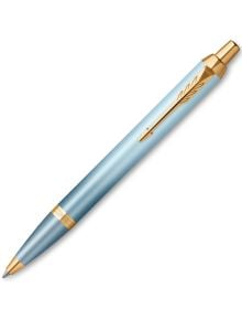 Светлосиня химикалка Parker Royal IM със златни акценти, златен клипс и заострен връх, изобразена на бял фон. Предлага се в книжарница Orange като Химикалка Parker.