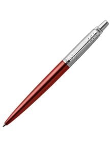 Червено-сребърна химикалка Parker Royal Jotter Kensington Red CT с метален клипс и гравирана стрелка. Предлага се в книжарница Orange, има гладко, лъскаво покритие и бутон в горната част за удължаване на върха.