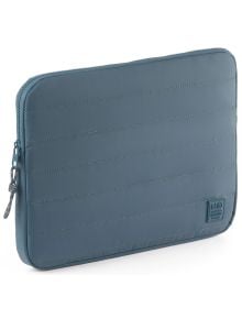 Калъф за лаптоп Miquelrius Urban Soft Blue Oil 13"/14" с текстилен материал, хоризонтални шевове, цип и малък правоъгълен лого-пач в долния десен ъгъл, осигуряващ стилна защита за вашия лаптоп.