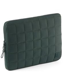 Калъфът за лаптоп Miquelrius Urban Soft Green 15" / 16" е тъмнозелен, ватиран калъф за лаптоп с горен цип, видими шевове с квадратна шарка и малка зашита лепенка с лого в долния десен ъгъл.