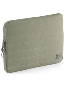 Калъфът за лаптоп Miquelrius Urban Soft Khaki 15" / 16" е светло маслиненозелен калъф с хоризонтални шевове, цип в горния ляв ъгъл и малка текстилна лепенка на марката в долния десен ъгъл.