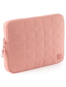 Калъф за лаптоп Miquelrius Urban Soft Pink 13"/14" е мек, пастелен, с капитониран дизайн и бяла декоративна прошивка, затваряне с цип и малък лого пач в долния десен ъгъл.