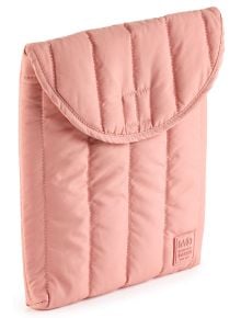 Светлорозовият ватиран калъф за таблет Miquelrius Urban Soft Pink 10" е с вертикални шевове, извита капачка и малък правоъгълен етикет в долния преден ъгъл.